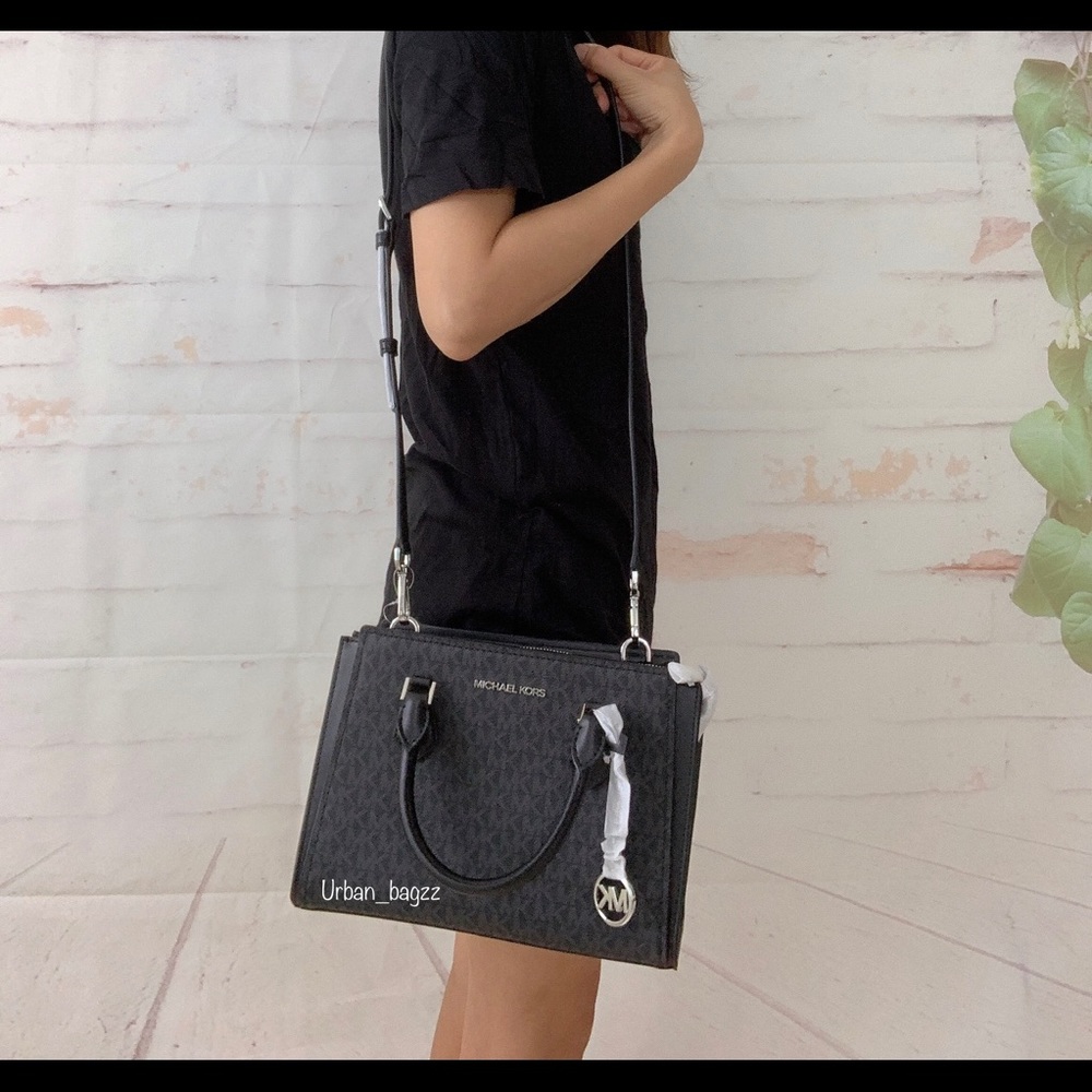 Michael Kors Hope Medium Messenger - Picture 2 of 9